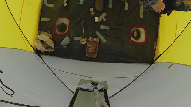 Зимняя рыбалка,пока я вытаскивал леща на одну удочку вторая шла под лед