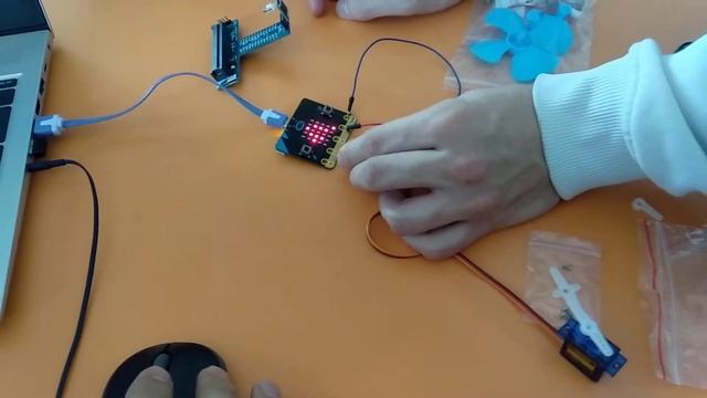 058 bbc micro bit подключили сервомотор смотреть онлайн