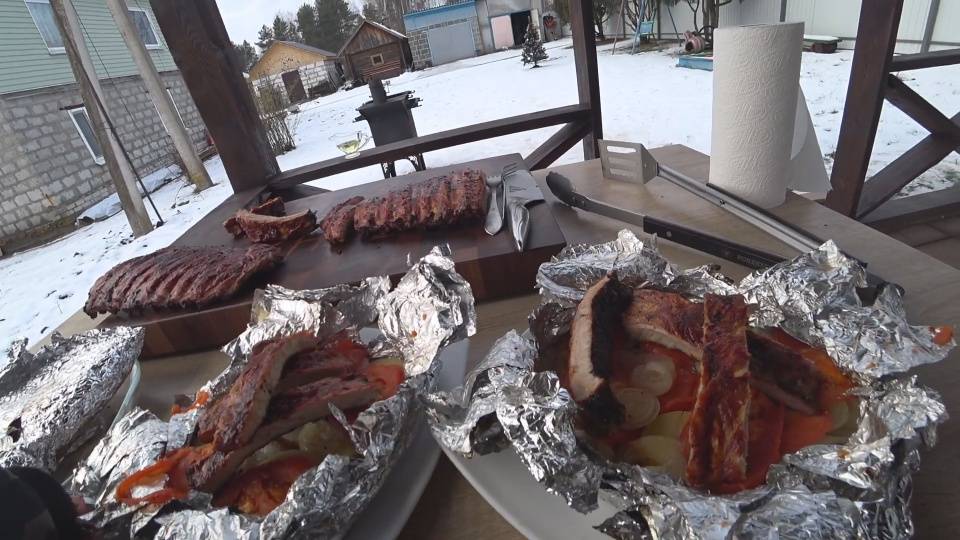 Свиные ребра и картофель с овощами в фольге на углях смотреть онлайн