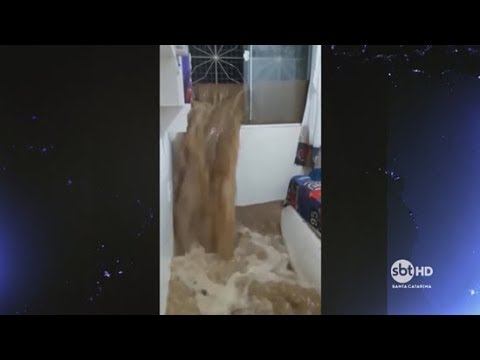 Chuva em Florianópolis inunda casa e assusta moradores смотреть онлайн