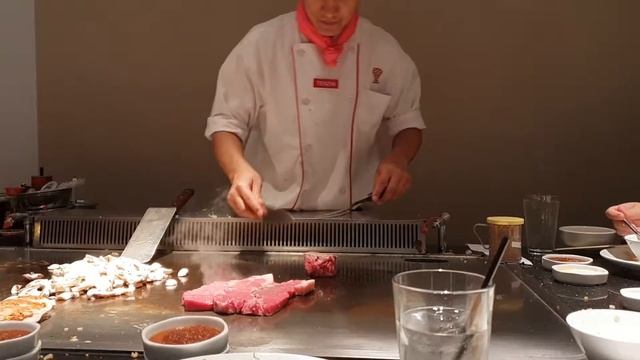Benihana Chef showing off on the Hibachi Grill (Part 2)!! смотреть онлайн