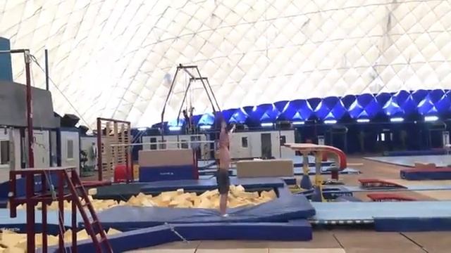 Двойное сальто углом с поворотом...О_ё_ё_ё_ёёёооо. Сергей Онбыш в Milli Gimnastika Arenası смотреть онлайн