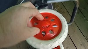 Снять колесо с сумки тележки легко и просто