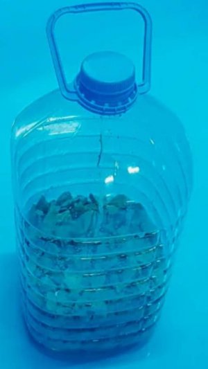 Пластиковые бутылки в бассейн на зиму, что б не разорвало. 3-й, последний этап подготовки бассейна.