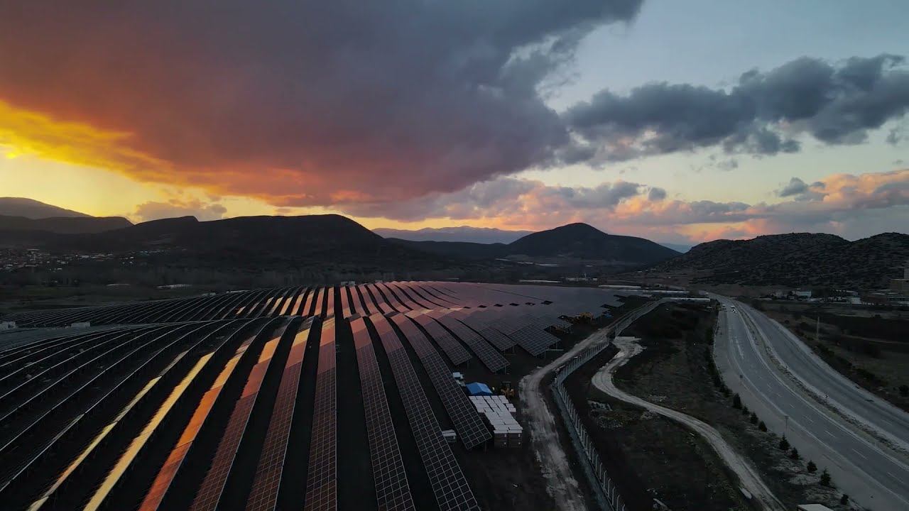 BIGGEST SOLAR PANELS FARM | SOLAR PANELS ENERGY SYSTEM ON THE HILLS | Rea vlog смотреть онлайн