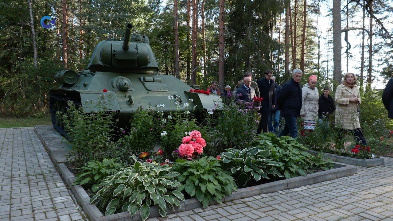 Специалисты из Санкт-Петербурга восстановили танк-памятник в деревне Самбатукса смотреть онлайн