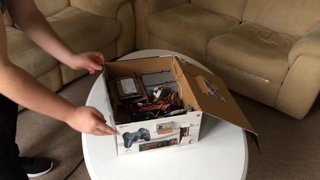 A Portable Budget Gaming PC Built Inside a PS3 Box смотреть онлайн