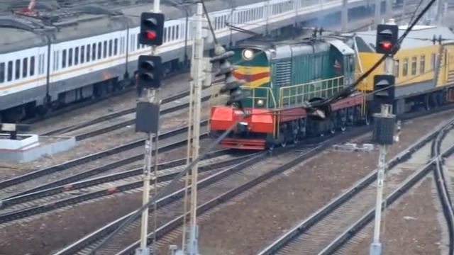 Тепловоз ЧМЭ3 с служебным поездом смотреть онлайн