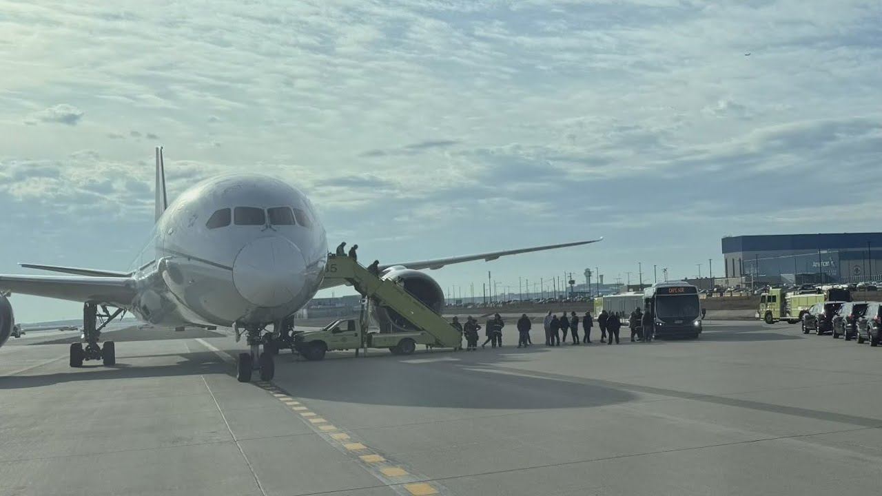 Bomb threat forces flight from L.A. to land in Chicago, but no danger found смотреть онлайн