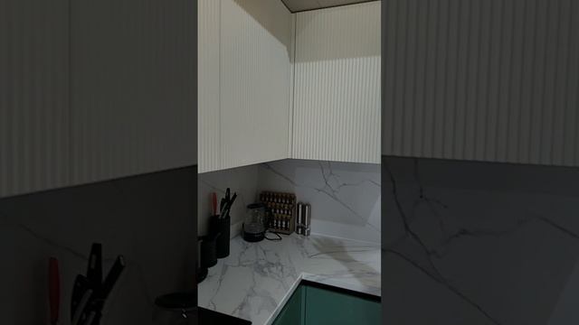 Угловая кухня с островом совмещенная с гостиной. смотреть онлайн
