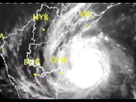 Vardah Closing In: Heavy Rain Lashes Chennai, Wind Speed Likely to Cross 100kmph смотреть онлайн
