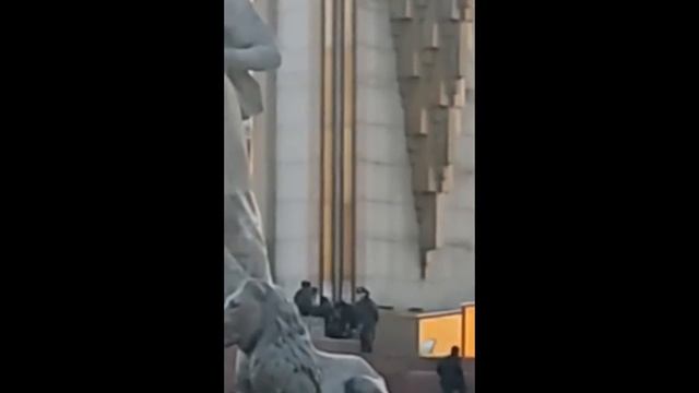 Ӯ КӢ БУД ВА ЧӢ МЕХОСТ? БОЗДОШТИ ЯК НАФАР ДАР РӮИ ПОЯҲОИ ҲАЙКАЛИ ИСМОИЛИ СОМОНӢ (ВИДЕО АЗ ҶОИ ҲОДИСА смотреть онлайн