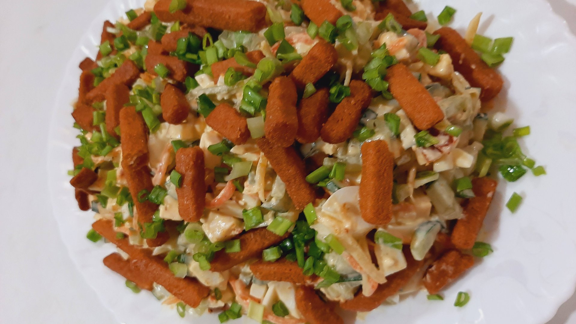 Салат с копченым сыром и сухариками