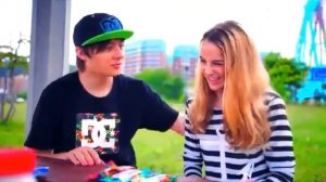 Ивангай и Марьяна Ро едят японские вкусности.