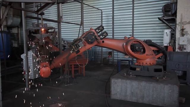 KUKA KR210 R2700 And System For Plasma Cutting Hypertherm Powermax 85
