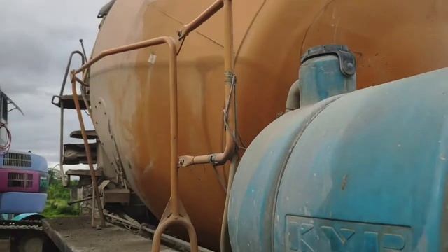 Hino Profia P11C Transit Mixer Doing Batching смотреть онлайн