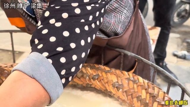 江苏徐州大姐卖蒲包豆腐，一碗2元每天卖700斤，浇上辣椒太香！ #麦总去哪吃 смотреть онлайн