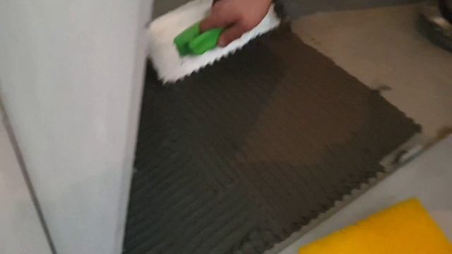 ZELF GROTE KERAMISCHE VLOERTEGELS LEGGEN IN CEMENT POEDERLIJM ONDER AFSCHOT смотреть онлайн