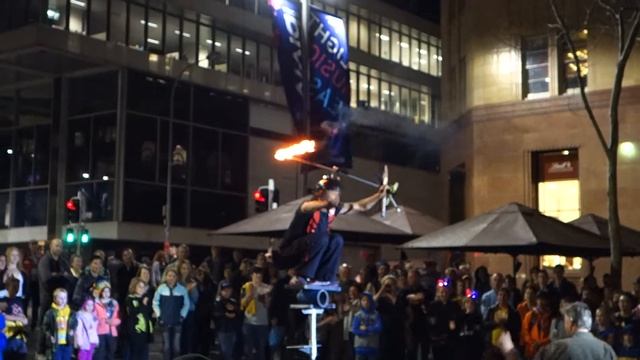 Martin Place Fire Breathing Juggler смотреть онлайн