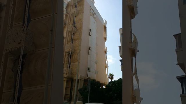 Дом в стиле Гауди с обратной стороны. Тель-Авив Израиль. смотреть онлайн