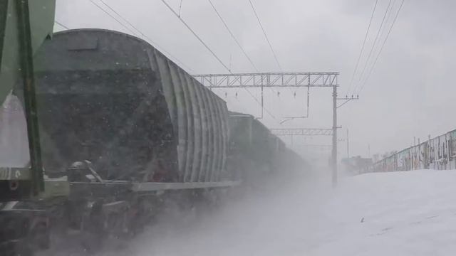 Электровоз ВЛ10к-1762 с грузовым поездом смотреть онлайн