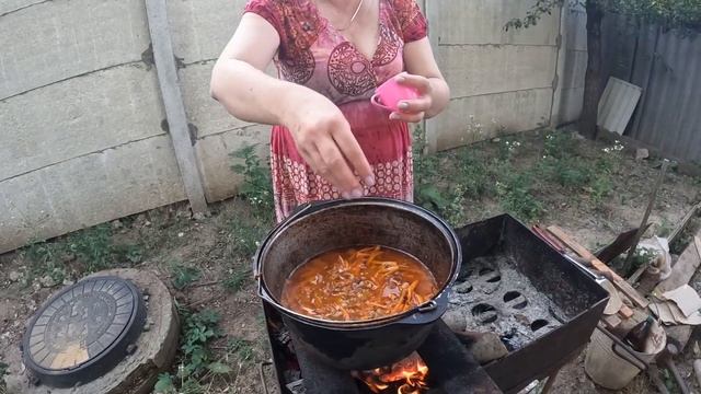 ПЛОВ НА КОСТРЕ. Обалденный рецепт и лайфхак от мамы. смотреть онлайн