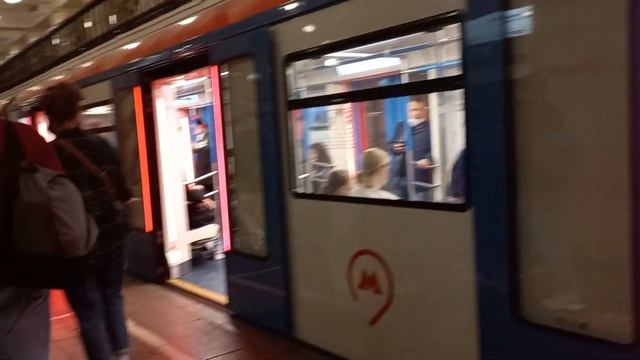 Отправление электропоезда 81.765/766/767.2 "Москва" со станции Комсомольская смотреть онлайн