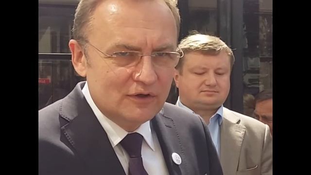 На площі ринок у Львові показли п'ять новеньких автобусів "Електрон" смотреть онлайн