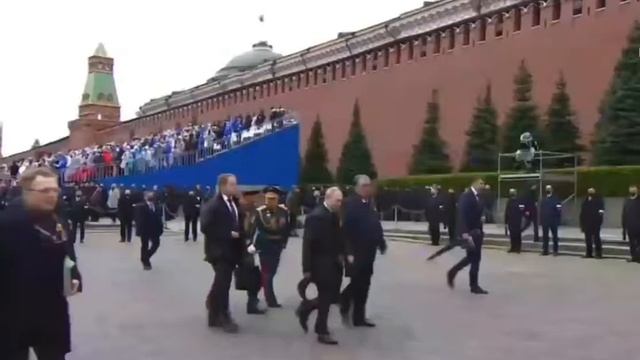СРОЧНО НОВОСТИ ПУТИН И РАХМОН ПОСЛЕ ПАРАДА НА КРАСНОЙ ПЛОЩАДИ смотреть онлайн