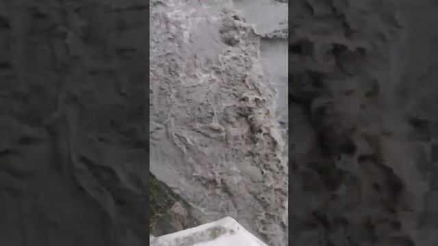 грязная река Сочинка, после дождей смотреть онлайн