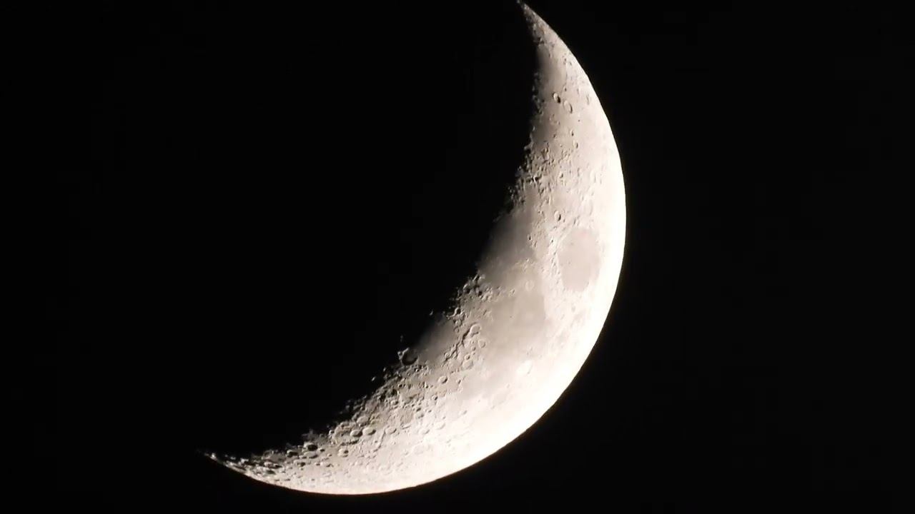 "The Moon's Journey: Daily Lunar Phases Explained" смотреть онлайн