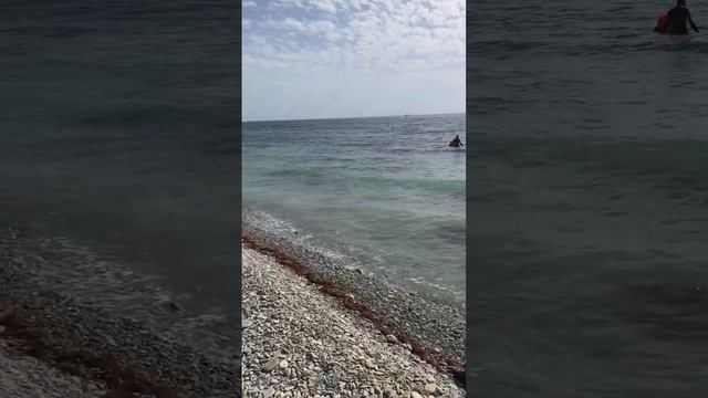 Красивые дикие пляжи с крутой лестницей в Голубой бухте смотреть онлайн