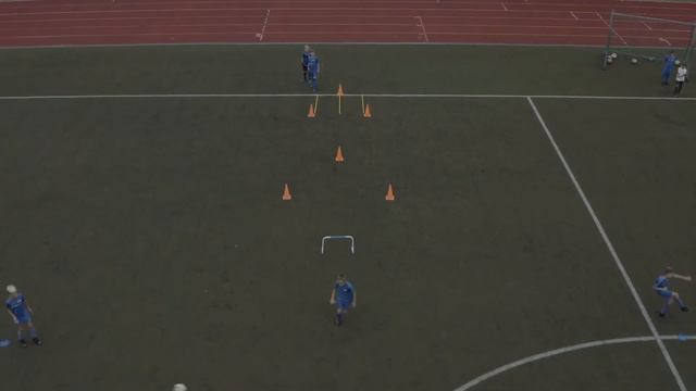 Agility and dribbling in soccer./ Ловкость и ведение мяча в футболе. смотреть онлайн
