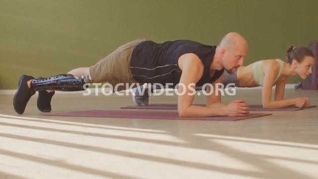 man with prosthetic leg doing yoga, disa... смотреть онлайн