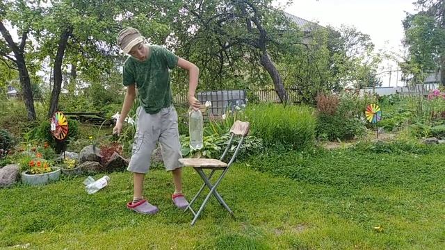 Серп против пластиковых бутылок с водой!!!! смотреть онлайн