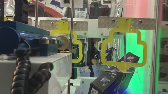 АВТОМАТ СЛОМАЛСЯ И ПОМОГ МНЕ ВЫИГРАТЬ ПРИЗ! (ЛАГ В АВТОМАТЕ КЕЙ МАСТЕР) смотреть онлайн