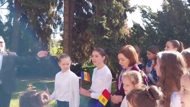 Moldova.Chisinau.Президент М.Санду с детьми у здания Правительства.27.04.24🇲🇩 смотреть онлайн