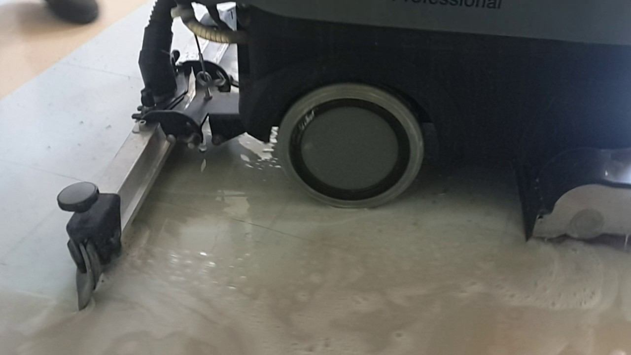 Fregado de písos con la Karcher BR 40/25 C смотреть онлайн