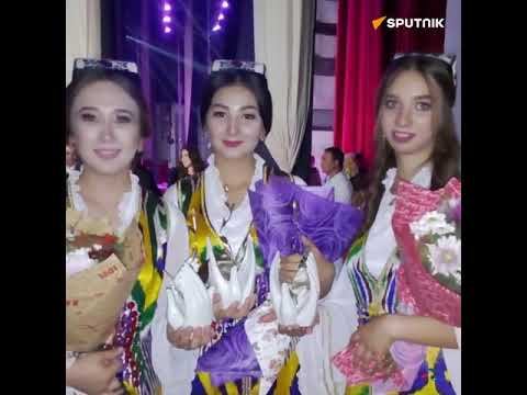 Русская девочка виртуозно играет на дутаре и отлично говорит на узбекском языке. смотреть онлайн