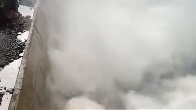 Сброс воды 800 куб метр в секунду смотреть онлайн