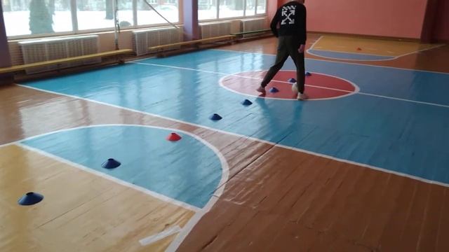 ФУТБОЛЬНОЕ УПРАЖНЕНИЕ: Обводка фишек змейкой, двумя ногами, через касание мяча-шаг смотреть онлайн