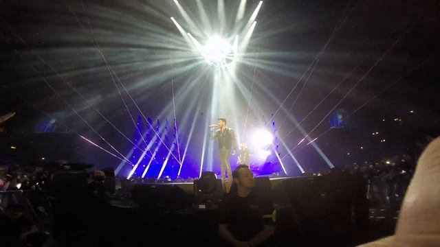Who Wants To Live Forever - Queen and Adam Lambert Wembley 2015 смотреть онлайн