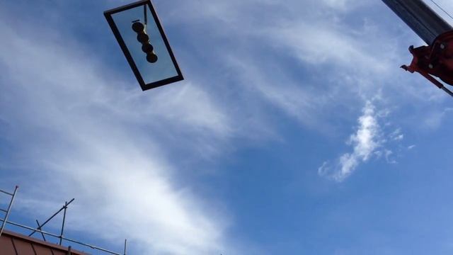 Vitral SkyVision flat glass lifted to roof via vacuum lifter and crane смотреть онлайн