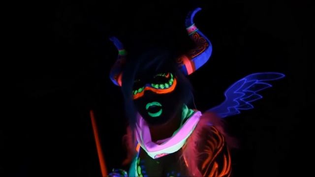 Jessica Nigri "Neon Bras" Fan Service Music Video смотреть онлайн