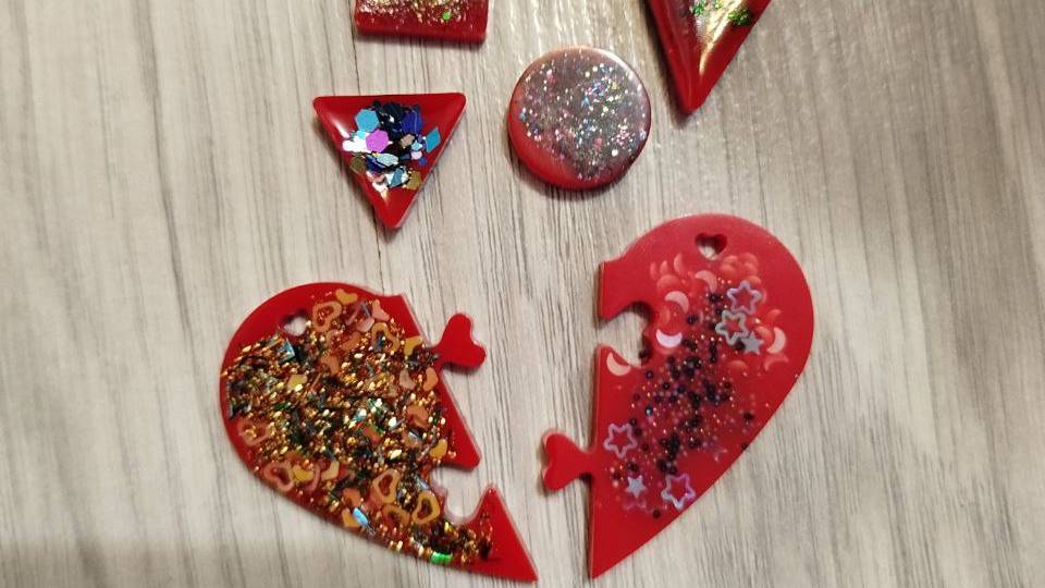 Что сделать из эпоксидной смолы Брелок из эпоксидной смолы своими руками сделать самостоятельно смотреть онлайн