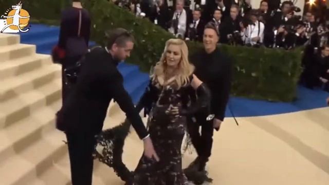 What exactly is Madonna's condition? - use a crutch смотреть онлайн