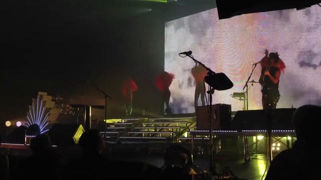 Empire of the Sun - Walking On A Dream смотреть онлайн