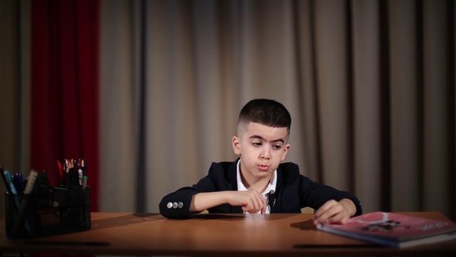 ЭКСТРЕННЫЕ СЛУЖБЫ смотреть онлайн