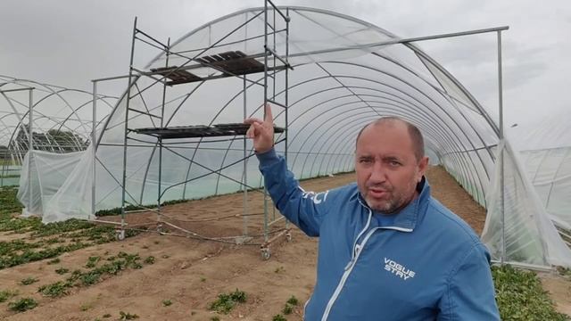 Как натянянуть плёнку на теплицу. смотреть онлайн