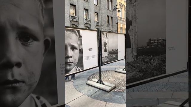 "Дети Донбасса" фотовыставка возле Дворцовой площади Санкт-Петербурга (Степан Корольков) смотреть онлайн